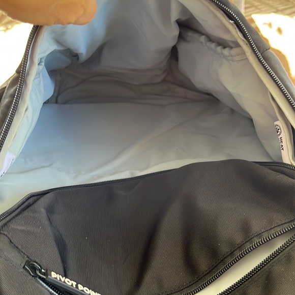 Pivot Point heavy duty, water-resistant backpack - Picture 3 of 9